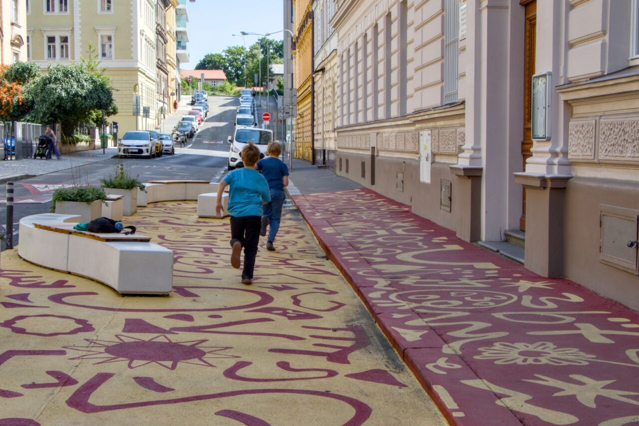 Prozatím v ulici bude asflat art jako provizorní řešení, posléze ho by ho měla nahradit klasická stavební úprava za využití obrubníků a zeleně. Foto: Karolína Chlumecká, Ekonews