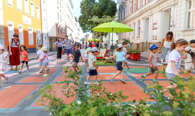 Už u 93 vídeňských škol slouží prostor před budovou výhradně chodcům. Foto: Christian Fürthner