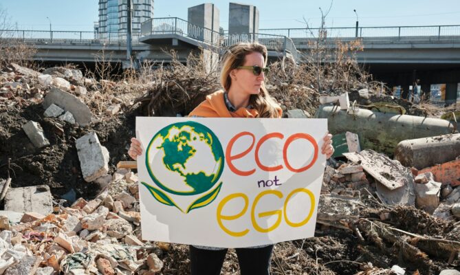 Firmy se kvůli klamavým tvrzením o prospěšnosti jejich chování pro planetu mohou dostat až k soudu. Ilustrační foto: Andrej Lišakov, Unsplash