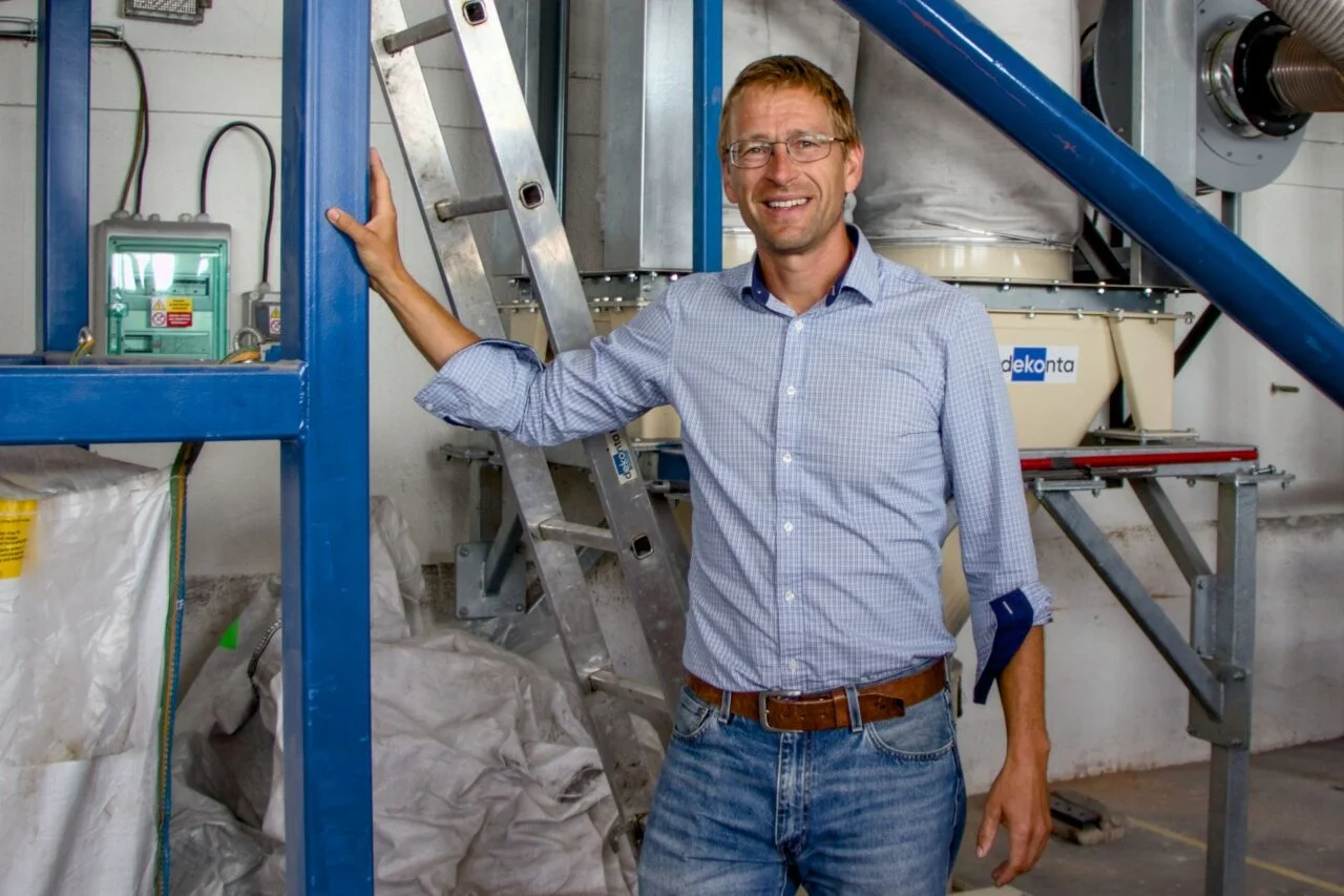 Vojtěch Musil, jednatel společnosti Dekonta IC, v hale recyklační linky na solární panely. Foto: Karolína Chlumecká, Ekonews