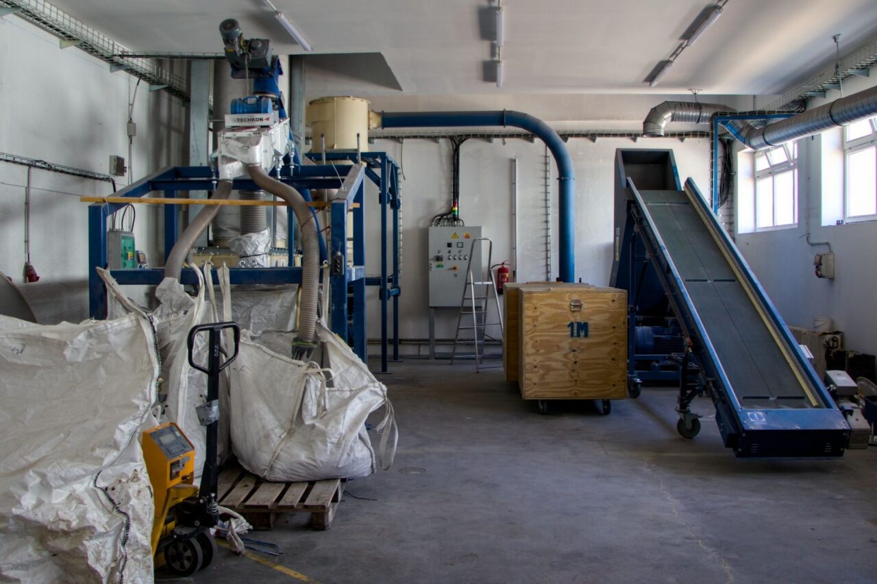 Linka na recyklaci panelů zabírá jednu z menších hal v průmyslové zóně ve středočeských Kralupech nad Vltavou. Foto: Karolína Chlumecká, Ekonews