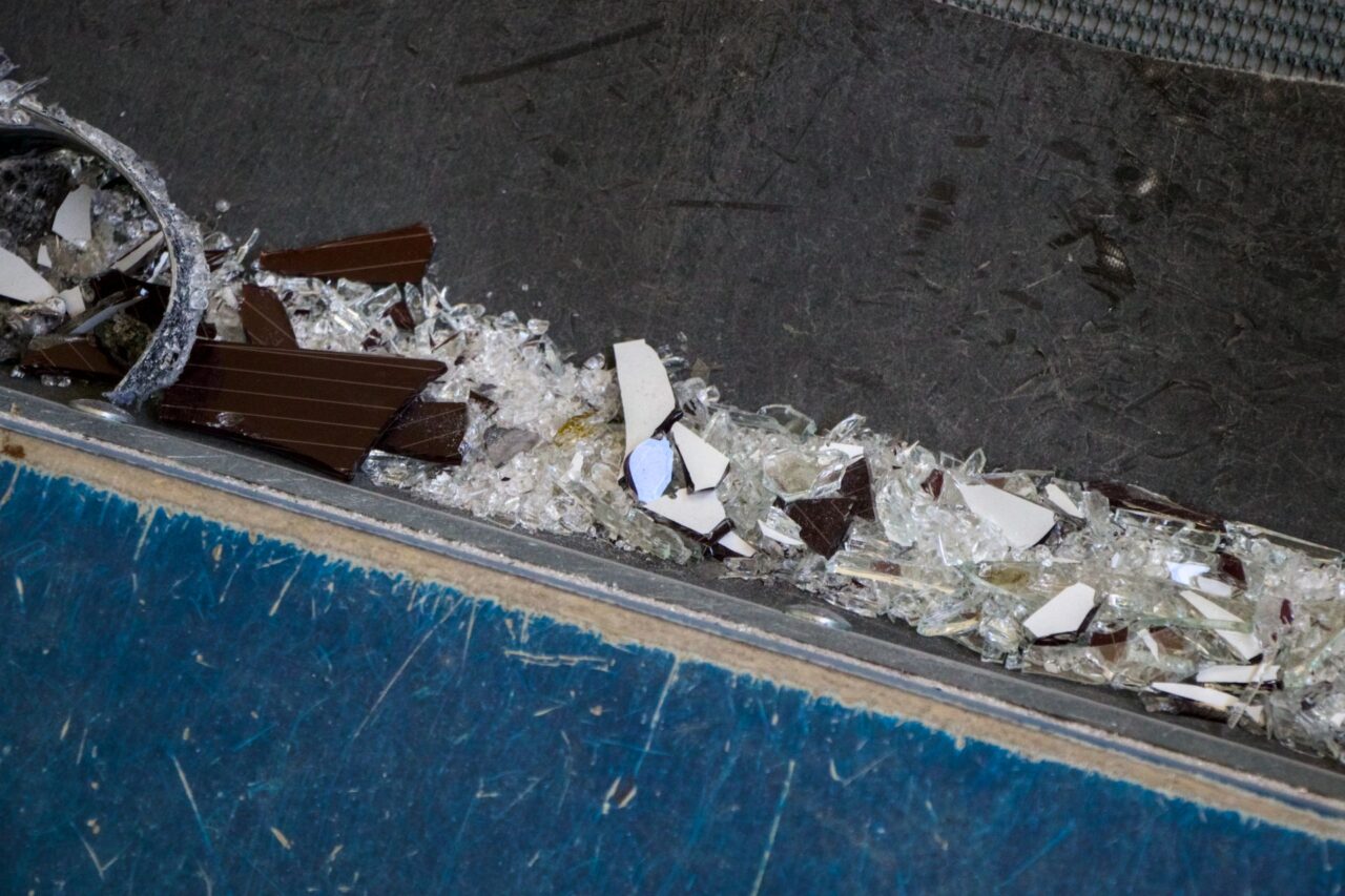 Jednou z hlavních surovin, které při recyklaci vznikají, je sklo. To tvoří skoro dvě třetiny hmotnosti panelu. Foto: Karolína Chlumecká, Ekonews
