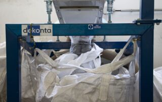 Linka společnosti Dekonta postupně roztřídí panely na dále použité suroviny. Foto: Karolína Chlumecká, Ekonews