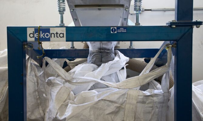 Linka společnosti Dekonta postupně roztřídí panely na dále použité suroviny. Foto: Karolína Chlumecká, Ekonews