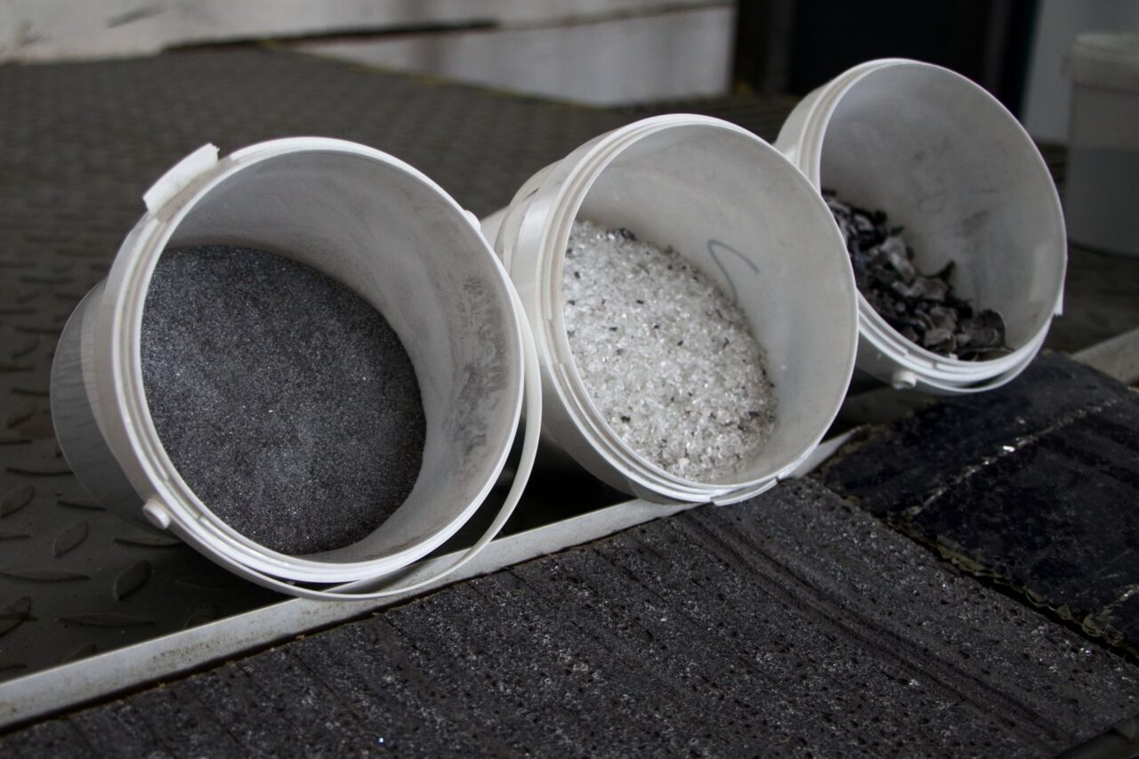 Mimo hliníku a kabeláže vzniká při recyklaci prášek obohacený o kovy, plastová směs a sklo. Foto: Karolína Chlumecká, Ekonews