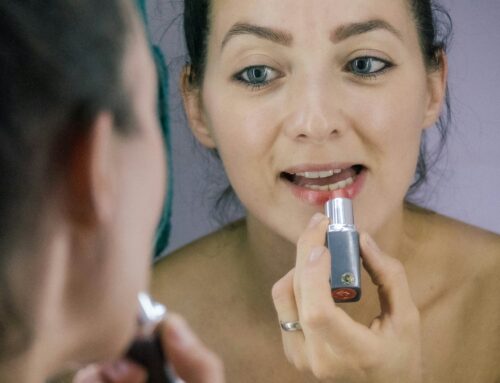 Plasty lidé žvýkají, mažou si je na obličej a čistí si s nimi zuby. Plastové znečištění jen tak růst nepřestane