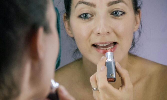 Plasty v některých rtěnkách pomáhají zlepšovat roztíratelnost. Foto: Ladislav Stercell, Unsplash