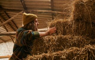 Spalováním slámy bez přístupu kyslíku se vyrábí biouhel, který slouží jako hnojivo. Ilustrační foto: Natalia Blauth, Unsplash