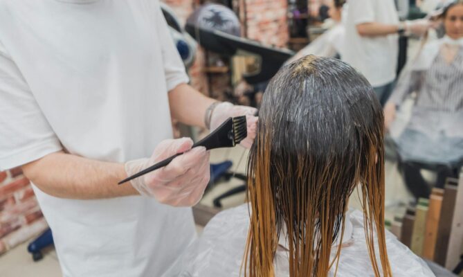 Univerzální rada zní používat kosmetických přípravků co nejméně a vyhledávat ty přírodní. Foto: Maria Geller, Pexels