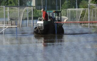 Údržbáři Viktorie Plzeň obhlížejí na snímku pořízeném 5. června 2013 zaplavené tréninkové hřiště a zázemí v plzeňské Luční ulici. Foto: ČTK / Eret Petr