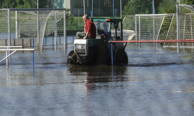 Údržbáři Viktorie Plzeň obhlížejí na snímku pořízeném 5. června 2013 zaplavené tréninkové hřiště a zázemí v plzeňské Luční ulici. Foto: ČTK / Eret Petr