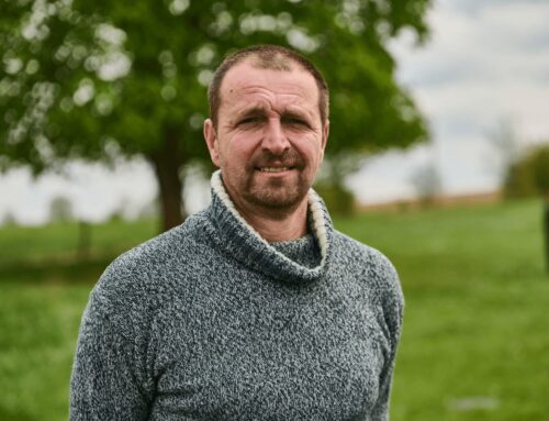 Chodí s rýčem, pravidelně kontroluje stav půdy a všímá si hlavně žížal. Chemie i orání šly na Farmě Cihlář stranou
