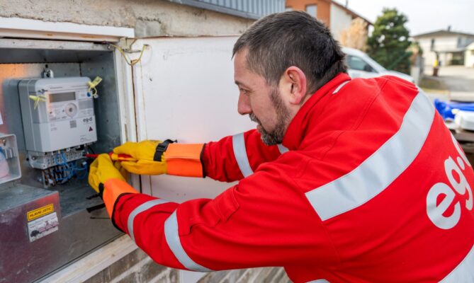 Instalace chytrého elektroměru zabere jen pár minut. Foto: poskytnuto společností E.ON