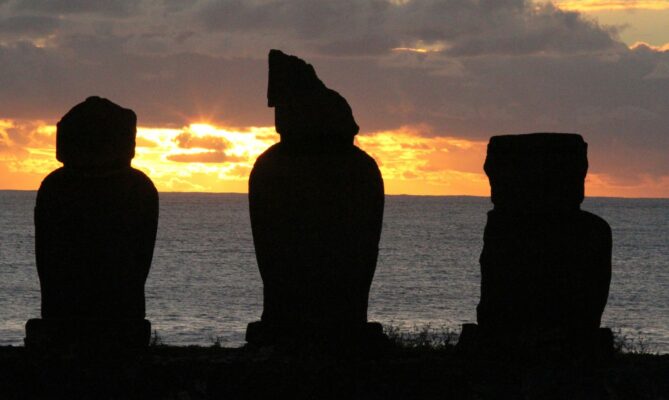 Sochy na Velikonočním ostrově mohou do 60 let zmizet pod vodou. Foto: Unsplash