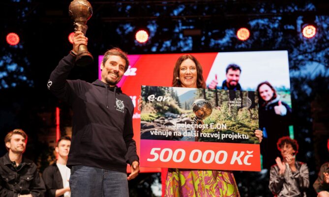 Cenu pro vítěze soutěže E.ON Energy Globe Ptačí parky převzal Břeněk Michálek z České společnosti ornitologické od generální ředitelky společnosti E.ON v České republice Claudie Viohl. Foto: E.ON