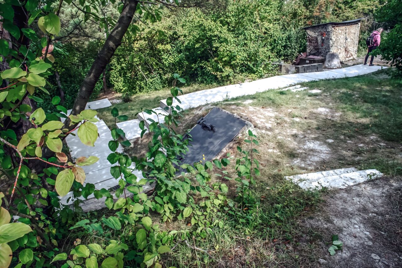 Bunkry jsou vybaven solárními panely, což zajišťuje základní komfort a zároveň šetrný provoz. Foto: Kateřina Hefler, Ekonews