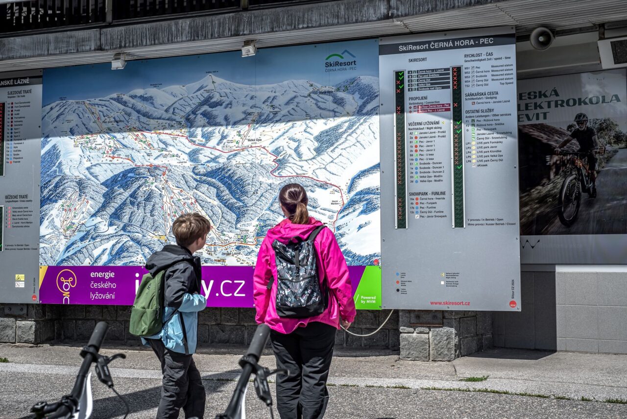 Informační tabule u kabinkové lanovky na Černou horu. Foto: Kateřina Hefler, Ekonews