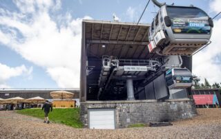 Horní stanice lanovky Černohorský Express se nachází téměř třináct set metrů nad mořem. Foto: Kateřina Hefler, Ekonews