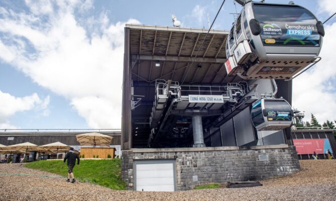 Horní stanice lanovky Černohorský Express se nachází téměř třináct set metrů nad mořem. Foto: Kateřina Hefler, Ekonews