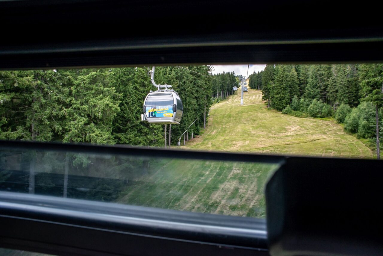 Kabinková lanovka Černohoský Express vedoucí z Janských Lázní na hřeben ve výši 1260 m. Foto: Kateřina Hefler, Ekonews.