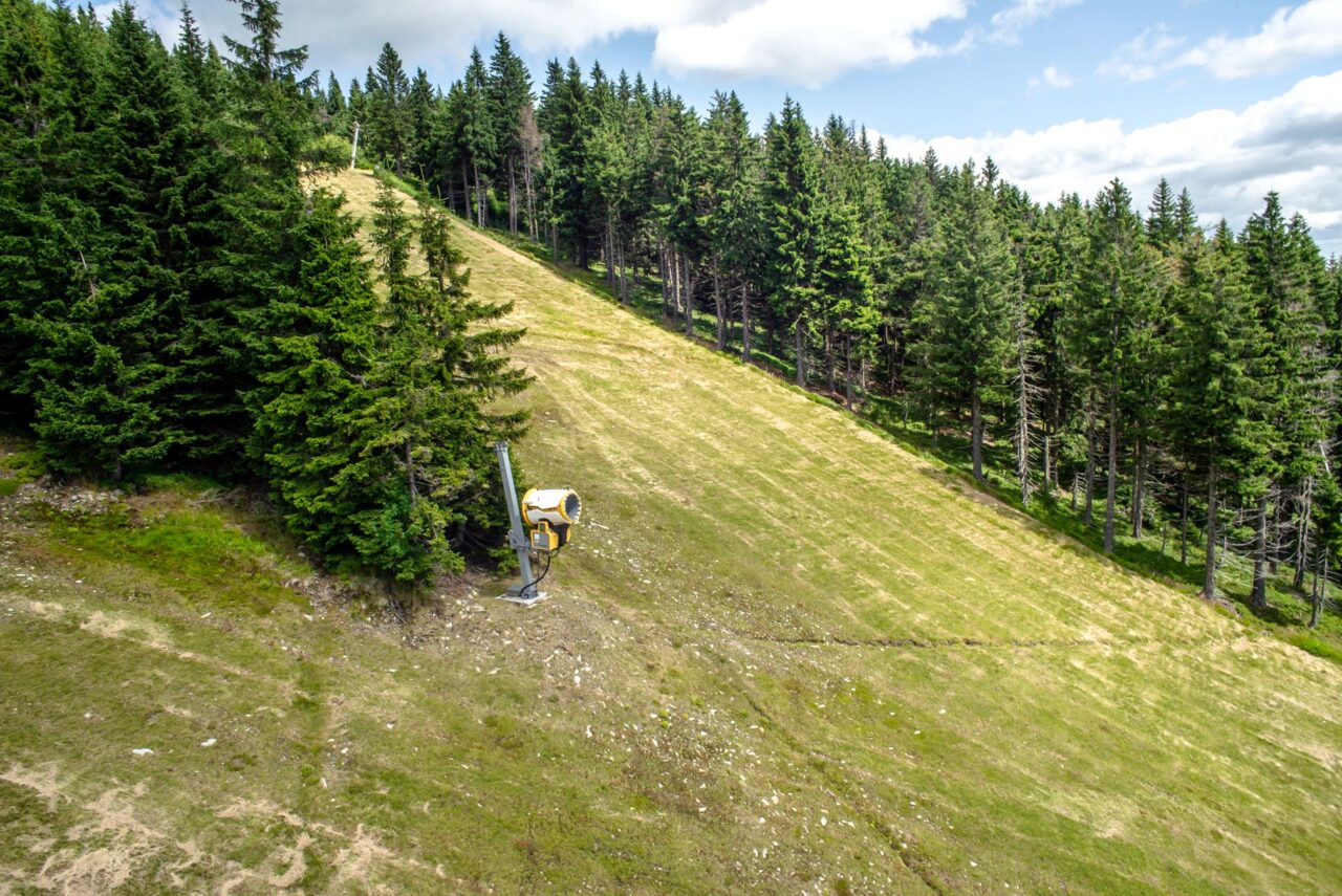 Turbínové sněžné dělo na hlavní sjezdovce v areálu Černá hora – Pec. Foto: Kateřina Hefler, Ekonews