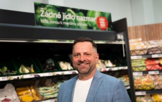 „Zlom přišel, když jsme v rámci sbírek, které probíhají dvakrát do roka, pomáhali v bance třídit potraviny pro potřebné,“ říká ředitel Tesco Tábor Roman Moravec. Foto: Tesco Stores ČR
