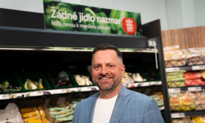 „Zlom přišel, když jsme v rámci sbírek, které probíhají dvakrát do roka, pomáhali v bance třídit potraviny pro potřebné,“ říká ředitel Tesco Tábor Roman Moravec. Foto: Tesco Stores ČR