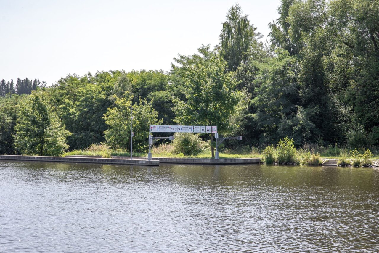 Na jezech s malými vodními elektrárnami je problémem střet dvou zájmů. Jedním je zvyšovat kapacitu obnovitelných zdrojů energie. Druhým je obnovovat ekosystémy. Foto: Kateřina Hefler, Ekonews