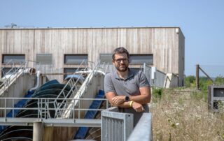 Malá vodní elektrárna Planá, jejímž jednatelem je Michal Čermák, patří v tuzemsku podle odborníků mezi vodní díla se šetrnějším provozem a přívlastkem „fish-friendly“ se honosí právem. Foto: Kateřina Hefler, Ekonews