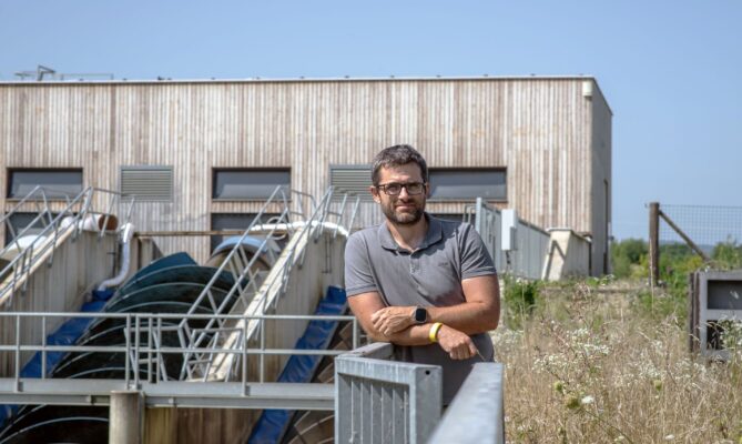 Malá vodní elektrárna Planá, jejímž jednatelem je Michal Čermák, patří v tuzemsku podle odborníků mezi vodní díla se šetrnějším provozem a přívlastkem „fish-friendly“ se honosí právem. Foto: Kateřina Hefler, Ekonews