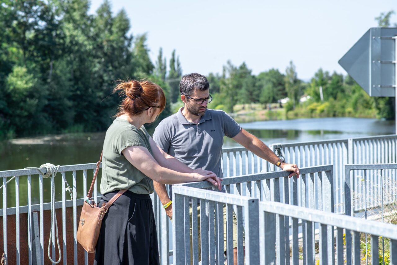 „Líbí se mi na tom i to, že turbíny jsou v podstatě bezúdržbové. Není potřeba je strojově čistit, protože se nezanášejí tak jako Kaplanovy turbíny,“ vysvětluje Michal Čermák redaktorce Ireně Buřívalové. Foto: Kateřina Hefler, Ekonews