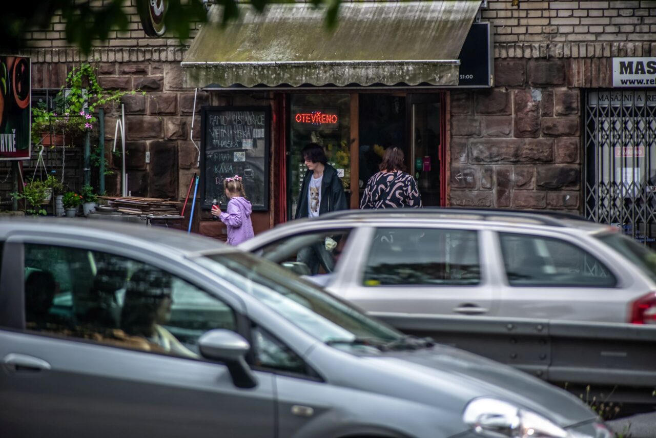 Ještě před 60 lety se dalo na ulici v zimě sáňkovat, byl tu klid, popisuje bývalý obyvatel ulice V Holešovičkách. Foto: Kateřina Hefler, Ekonews