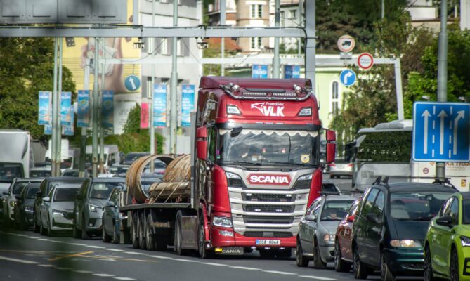 Hluk a černý prach. Tak dnes popisují život na ulici V Holešovičkách místní. Foto: Kateřina Hefler, Ekonews