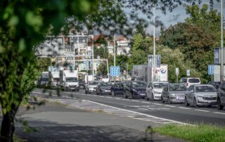 Ještě v 60. letech tady byla vilová čtvrť s ovocnými sady a zahrádkami Dnes lidé v pražské ulici V Holešovičkách a okolí trpí nadměrným hlukem a imisemi přesahujícími zákonné limity. Foto: Kateřina Hefler, Ekonews