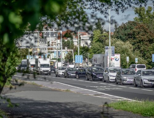 Sto tisíc aut pod okny. Jak se pražská vilová čtvrť proměnila v místo, kde odumírají plicní buňky