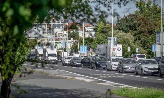 Ještě v 60. letech tady byla vilová čtvrť s ovocnými sady a zahrádkami Dnes lidé v pražské ulici V Holešovičkách a okolí trpí nadměrným hlukem a imisemi přesahujícími zákonné limity. Foto: Kateřina Hefler, Ekonews