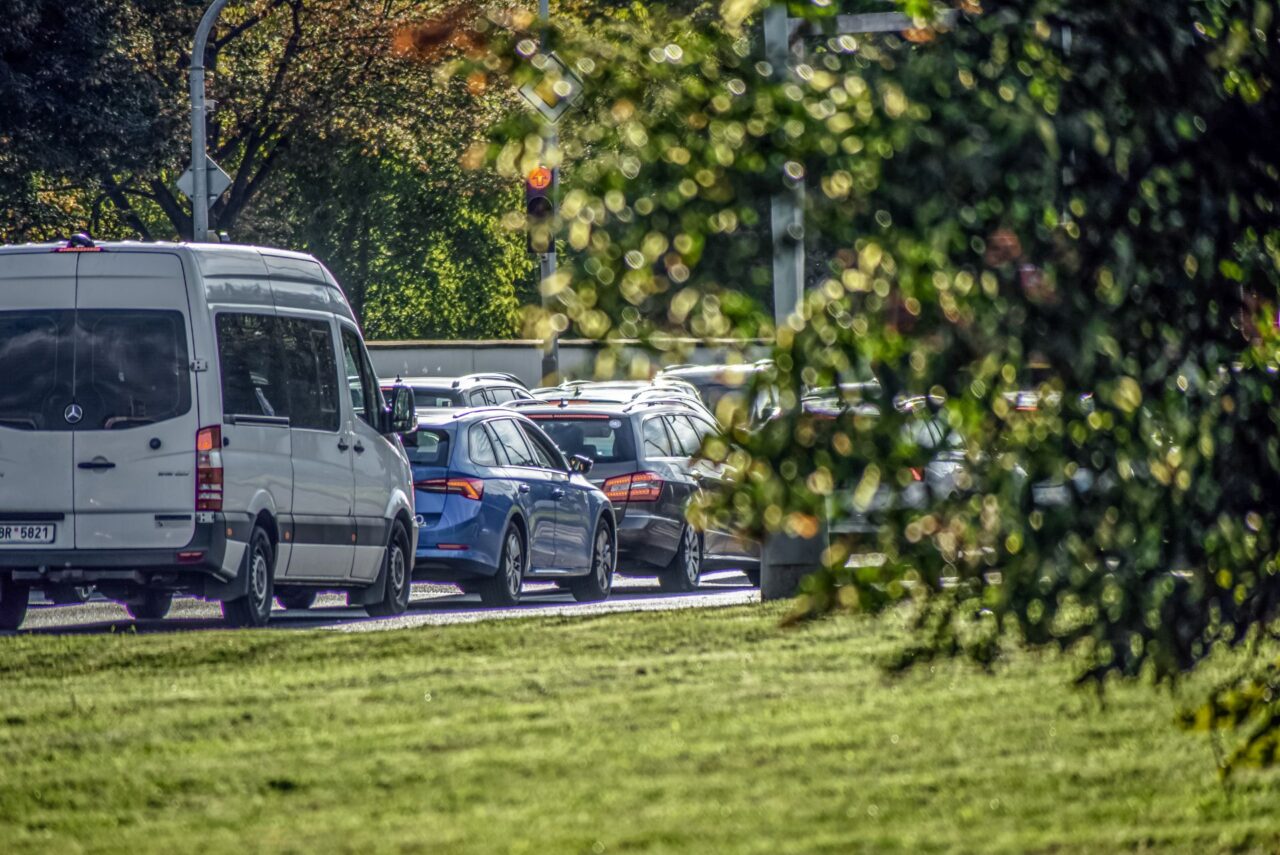 I nedaleká Povltavská ulice trpí pravidelnými zácpami. Foto: Kateřina Hefler, Ekonews