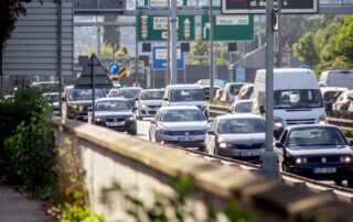 Odpolední špička v ulici Povltavská, která se s ulicí V Holešovičkách potkává za mostem Barikádníků. Foto: Kateřina Hefler, Ekonews