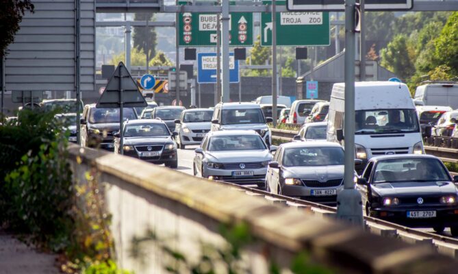 Odpolední špička v ulici Povltavská, která se s ulicí V Holešovičkách potkává za mostem Barikádníků. Foto: Kateřina Hefler, Ekonews