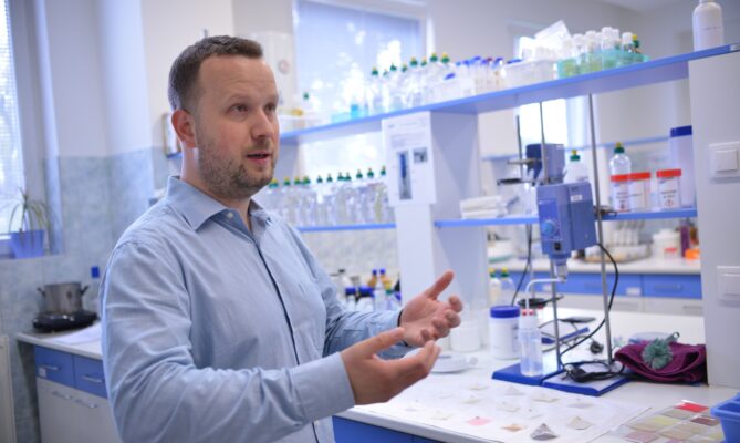 Radek Marták je ředitelem výzkumu a vývoje značky FeelEco, která patří břeclavské chemičce Fosfa. Foto: poskytnuto společností Fosfa