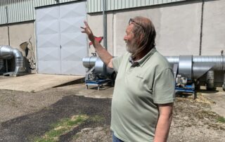 Zakladatel ekologické farmy Probio Martin Hutař hospodaří na zhruba 400 hektarech půdy, pěstuje obilí a chová dobytek. Foto: Klára Votavová