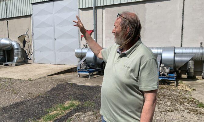 Zakladatel ekologické farmy Probio Martin Hutař hospodaří na zhruba 400 hektarech půdy, pěstuje obilí a chová dobytek. Foto: Klára Votavová