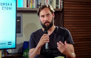 Vojtěch Pecka při předčítání své knížky Továrna na lži. Foto: poskytnuto Vojtěchem Peckou