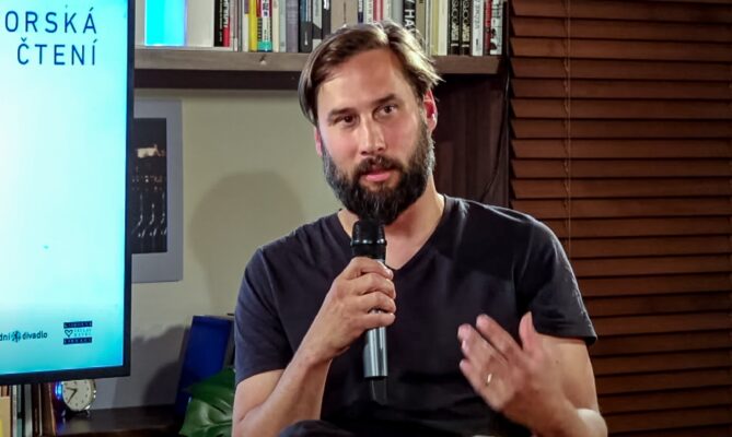 Vojtěch Pecka při předčítání své knížky Továrna na lži. Foto: poskytnuto Vojtěchem Peckou