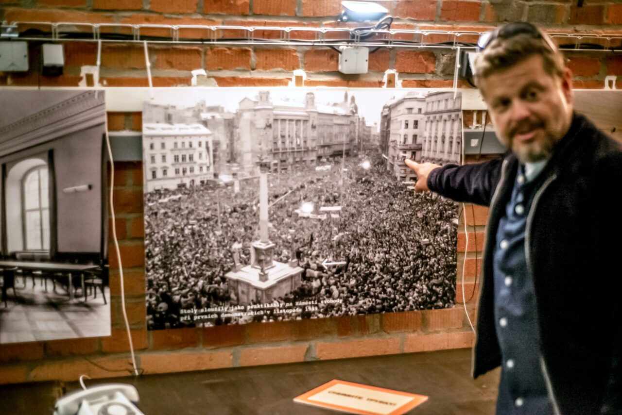 Součástí expozice jsou i Poláškovy stoly z Nové radnice, které byly součástí mnoha důležitých historických milníků města Brna. Foto: Kateřina Hefler, Ekonews