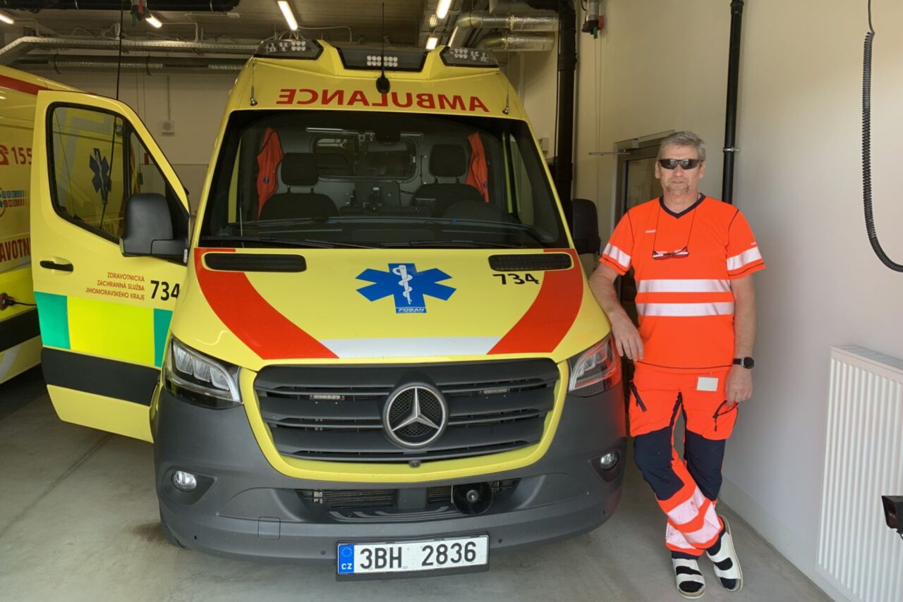 V pilotním projektu zatím elektřinu sdílejí depa jihomoravské záchranné služby. Z celkem 24 základen v kraji se elektřina vyrábí na dvanácti budovách, osmnáct jich je do sdílení zapojeno. Foto: Klára Votavová