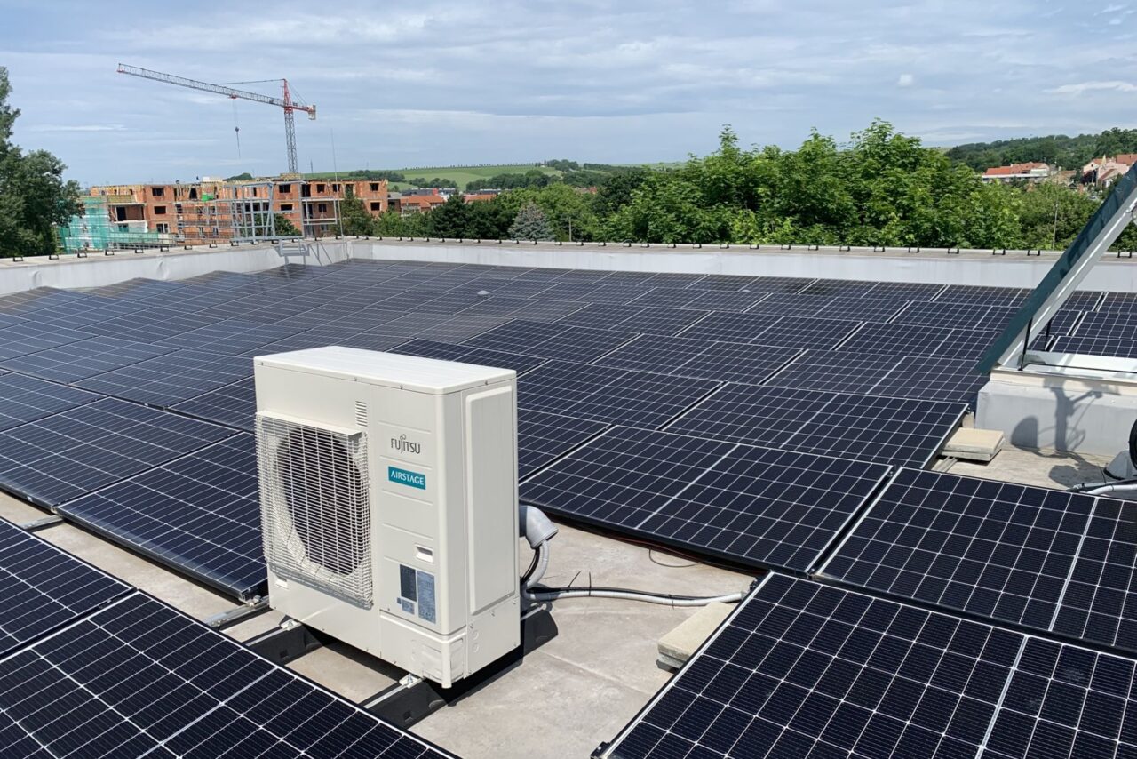 Fotovoltaická elektrárna na depu záchranné služby ve Slavkově u Brna. Foto: Klára Votavová