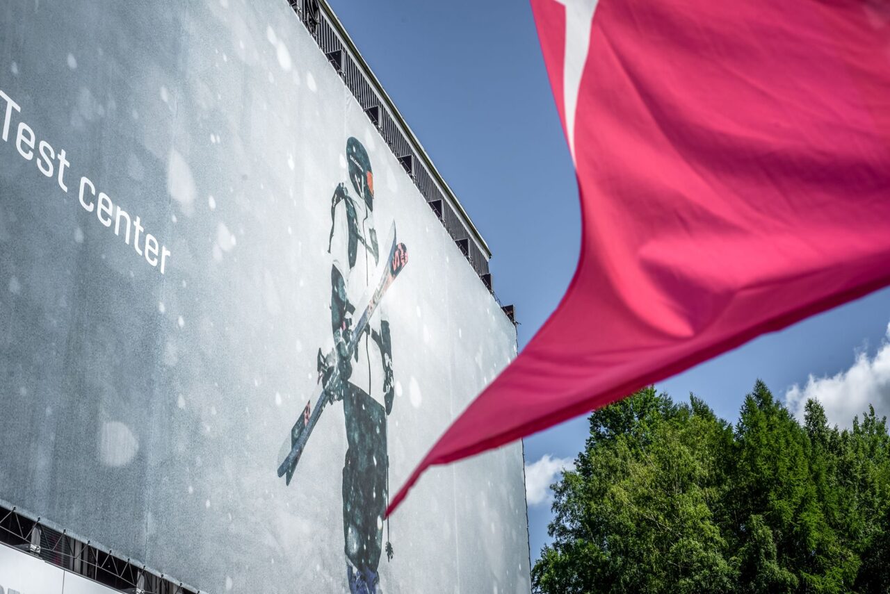 Reklamní plachta na budově lanové dráhy Černohorský Expres v Janských Lázních. Foto: Kateřina Hefler, Ekonews
