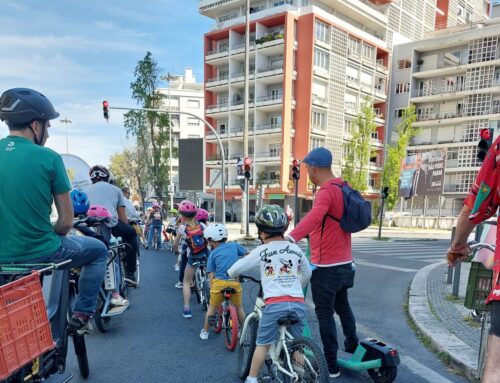 Cyklovlaky vracejí děti do ulic. Zábavnější a bezpečnější cesta do školy bují v Lisabonu, Praha ji oťukává