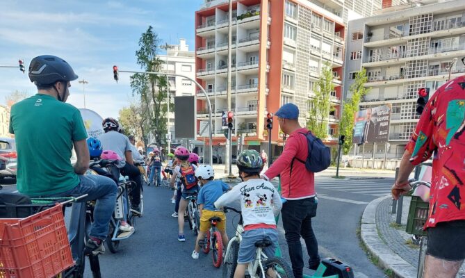 Na začátku se programu, který dětem umožňuje dojet do školy na kole, účastnilo 35 dětí, dnes jich je téměř 500. Foto: Bicicultura